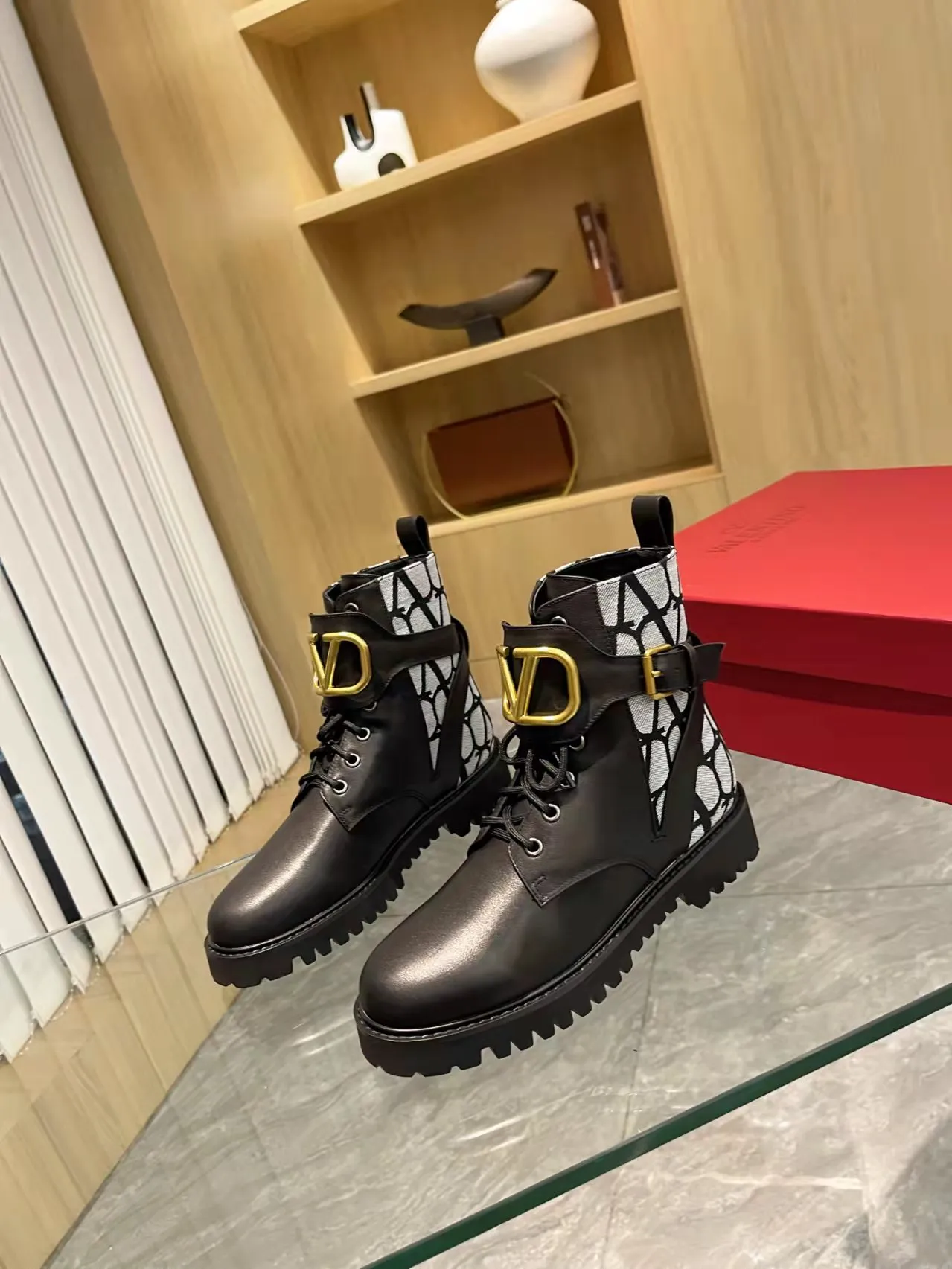 👟👟Ex-factory price 540👟👟 𝑉𝐴𝐿𝐸𝑁𝑇𝐼𝑁𝑂 Valentino's new autumn and winter Martin boots. The unique [V logo fabric print pattern] brings out a full sense of high-end, worth buying★Absolutely high-grade❥Original method Absolute sensibility❥Elegant style Create a different feeling, simple and elegant style!  Fabric: fabric printed cloth + imported cowhide. Lining: inner sheepskin. Bronze large buckle with high-end printing. Color: black, brown. Size: 35-41. (42 customized items cannot be returned or exchanged)